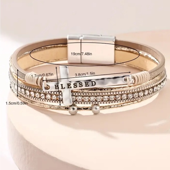 Chic faux leather bracelet with rhinestone sparkles - Picture 4 of 6